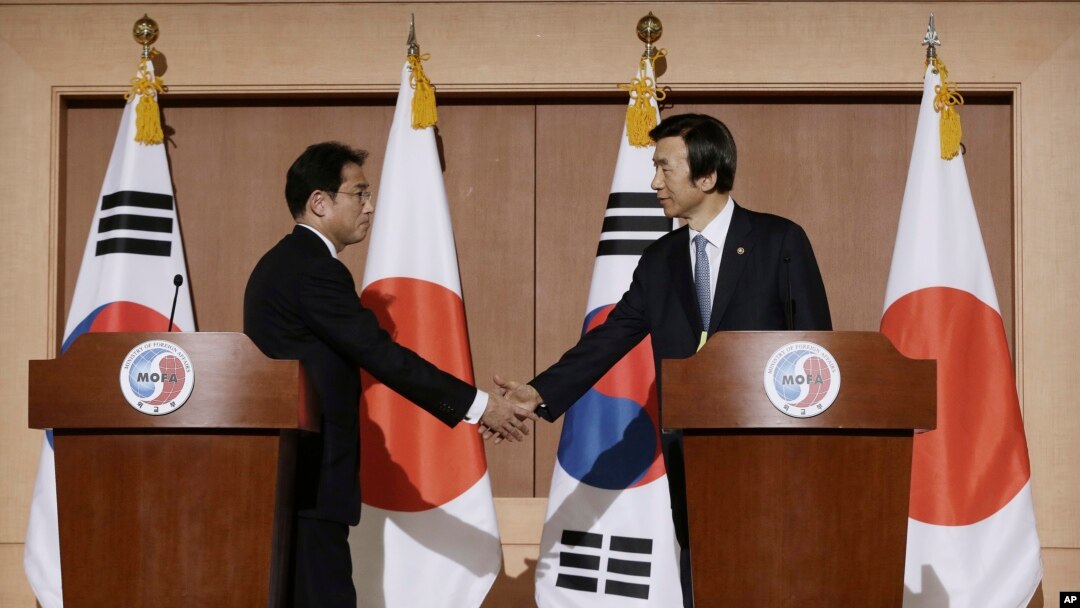 윤병세 한국 외교부 장관(오른쪽)과 기시다 후미오 일본 외무상이 지난달 28일 한국 외교부에서 공동기자회견을 가진 후 악수하고 있다.