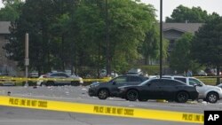 Investigadores observan la escena de un tiroteo masivo nocturno en un centro comercial en Willowbrook, Illinois, el domingo 18 de junio de 2023. 