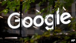 ARCHIVO - El logotipo de Google se muestra en sus oficinas de Londres. 