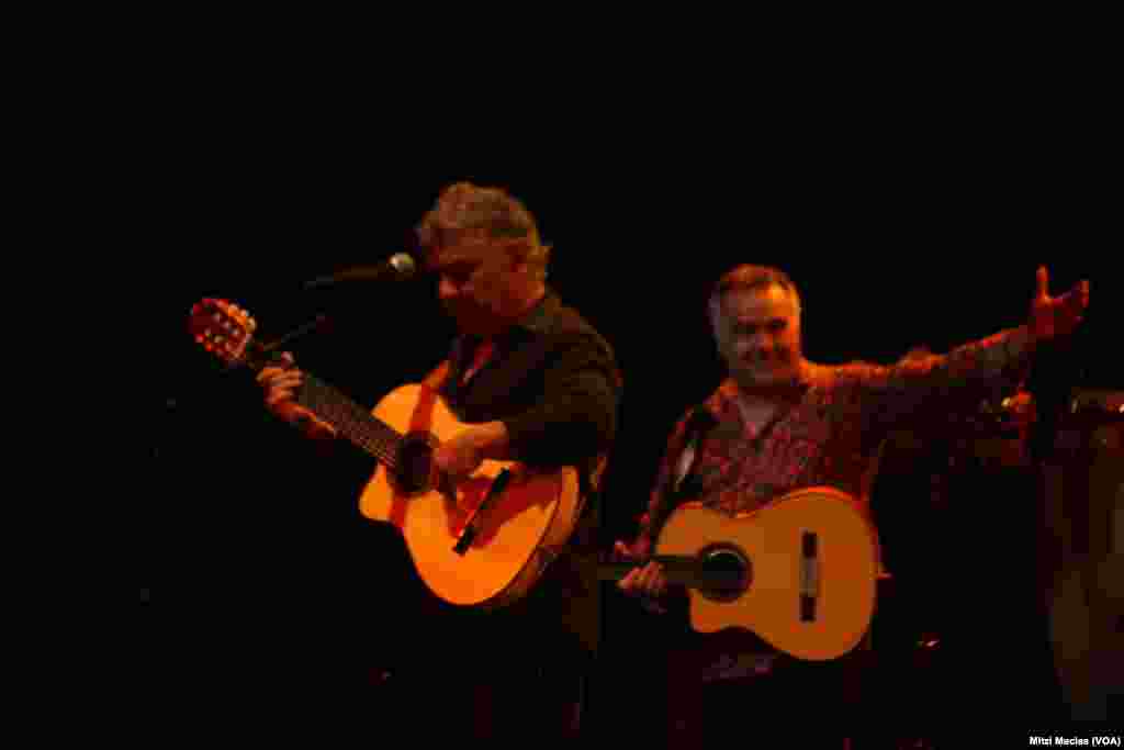 La voz y las guitarras de los artistas regalaron un auténtico espectáculo.