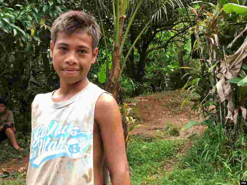 Calvin, 15 tuổi, người dẫn đường cho phóng viên của VOA tìm kiếm hải sâm, Pohnpei, Liên bang Micronesia, ngày 29 tháng 4, 2017 