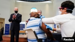 Tổng thống Biden tại một điểm tiêm chủng ở Alexandria, Virginia, hôm 6/4.