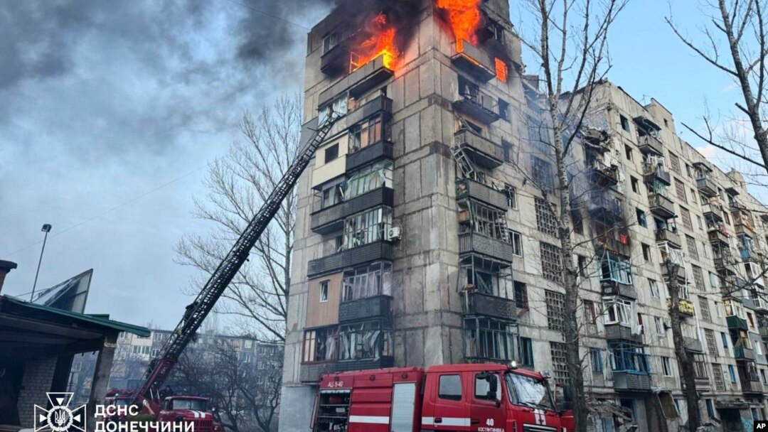 რუსეთის იერიშის შემდეგ მეხანძრეები ცეცხლის ჩაქრობას ცდილობენ. კოსტანტინივსკა, უკრაინა. 13 მარტი, 2025 წ.