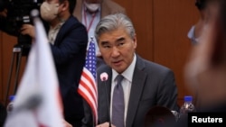 美國北韓事務特別代表金聖（Sung Kim）在韓國首爾與韓日兩國特使舉行的會議上致詞。（2022年6月3日）