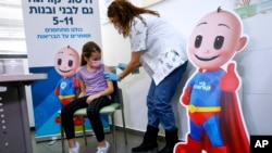 Msichana mdogo apewa chanjo ya covid ya Pfizer mjini Tel Aviv