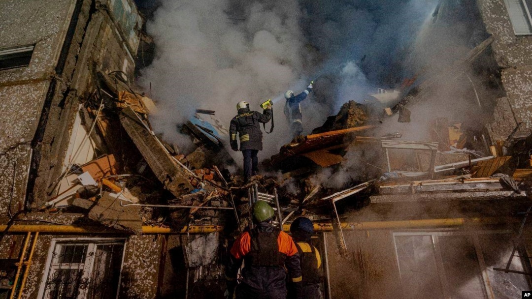 ARCHIVO - En esta imagen distribuida por el Servicio de Emergencias de Ucrania el 13 de marzo de 2024, operarios del departamento trabajan en un edificio de apartamentos destruido por un ataque ruso, en Sumy, Ucrania.
