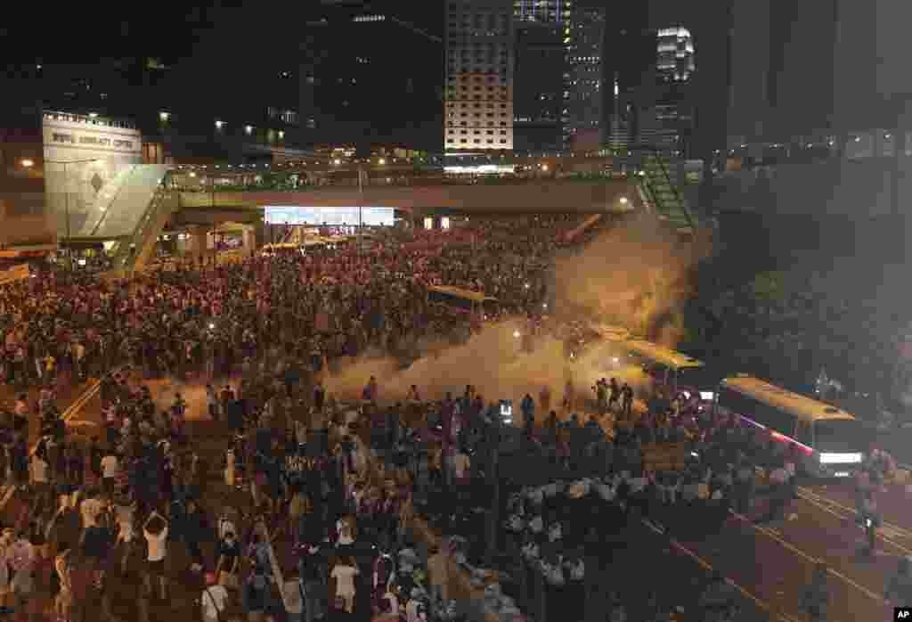 數以千計的抗議者封阻了通往香港金融中心的道路以後,防暴警察開始使用催淚彈。 