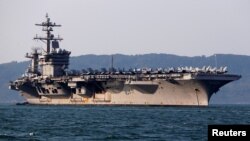 Tàu sân bay Mỹ USS Carl Vinson đậu tại cảng Đà Nẵng, 5/3/2018 (REUTERS/Kham)