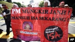 Các nhà hoạt động Malaysia biểu tình bên ngoài trụ sở Quốc hội chống Luật Nội an năm 1960, một đạo luật hà khắc được sử dụng lâu nay để bắt giữ các lãnh đạo đối lập và những người chỉ trích chính phủ mà không đưa ra xét xử