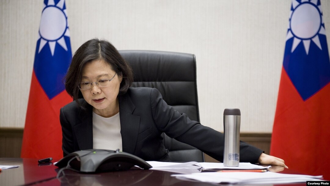 蔡英文與美國總統當選人川普進行越洋電話 ( 台灣總統府提供）