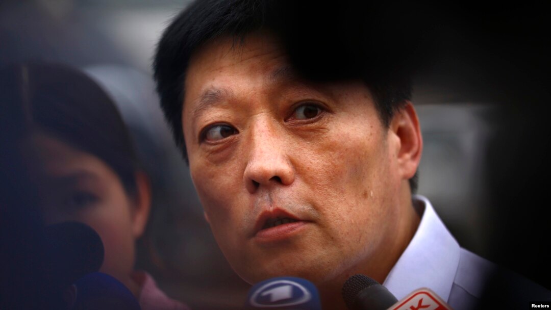 중국 법원이 16일 노벨평화상 수상자인 반체제 인사 류샤오보의 처남 류후이에게 11년 징역형을 확정한 가운데, 류후이 측 샹바오준 변호사가 법원 밖에서 기자들의 질문에 답하고 있다.